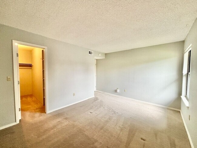 Building Photo - 7730 W 87th Dr