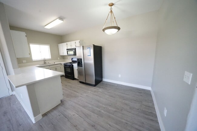 Building Photo - 5655 E Sahara Ave