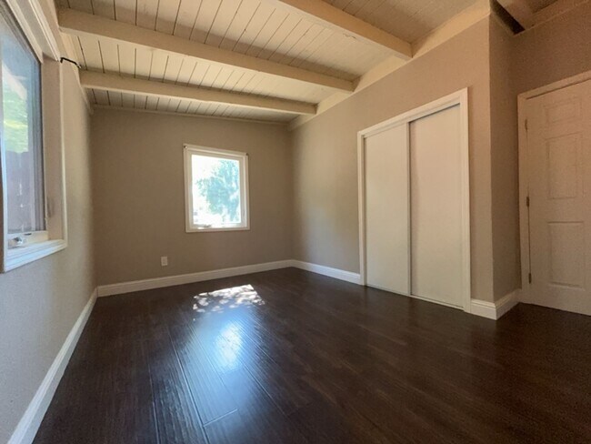 Building Photo - Updated 3 bedroom close to downtown and UC Davis campus, available for July move in!