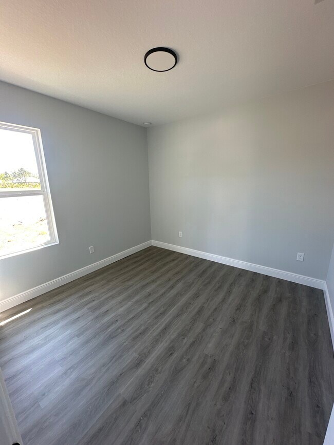 Building Photo - 6918-6920 Dickinson Dr