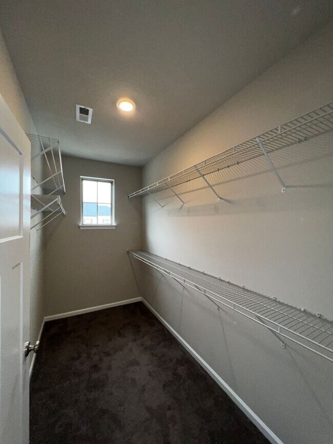Building Photo - Modern Comfort & Style in a Prime Location...