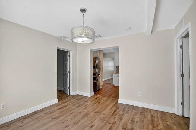 Building Photo - 422 W Ocean Ave