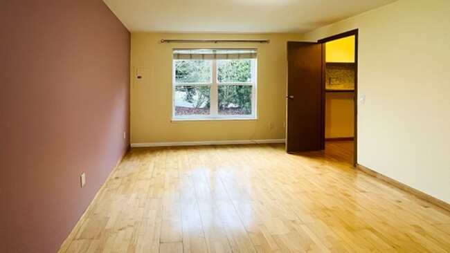 Building Photo - Light & bright Corner Condo in prime Kirkl...