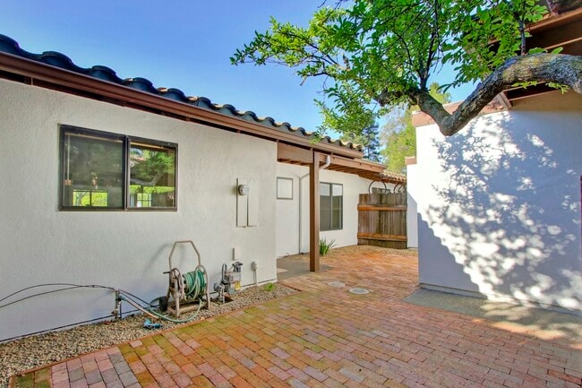 Building Photo - 2526 Overhill Ln