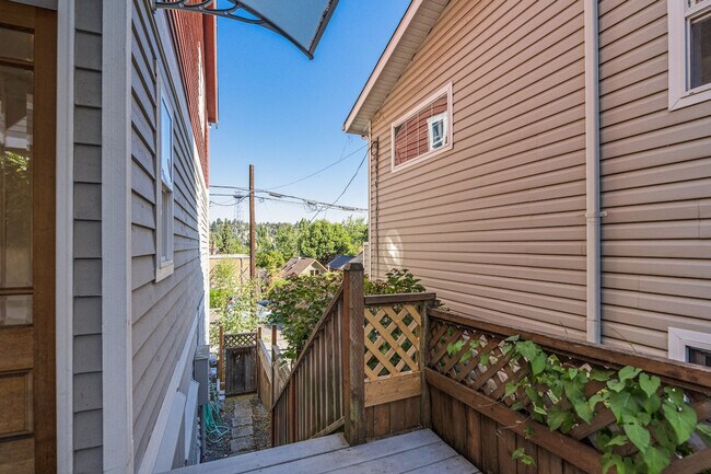 Building Photo - 162 W Florentia St