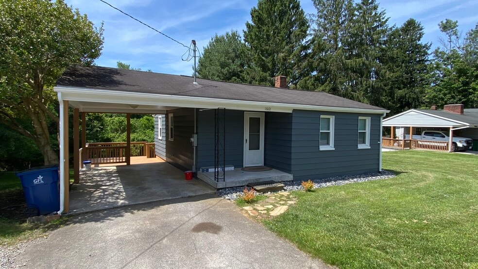 Building Photo - 1601 Glade Rd