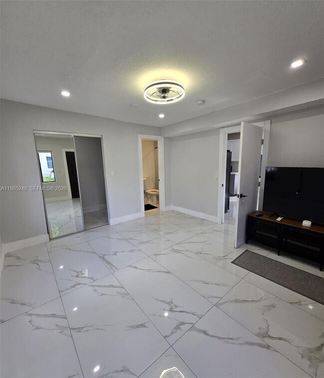 Building Photo - 1281 NE 110th St