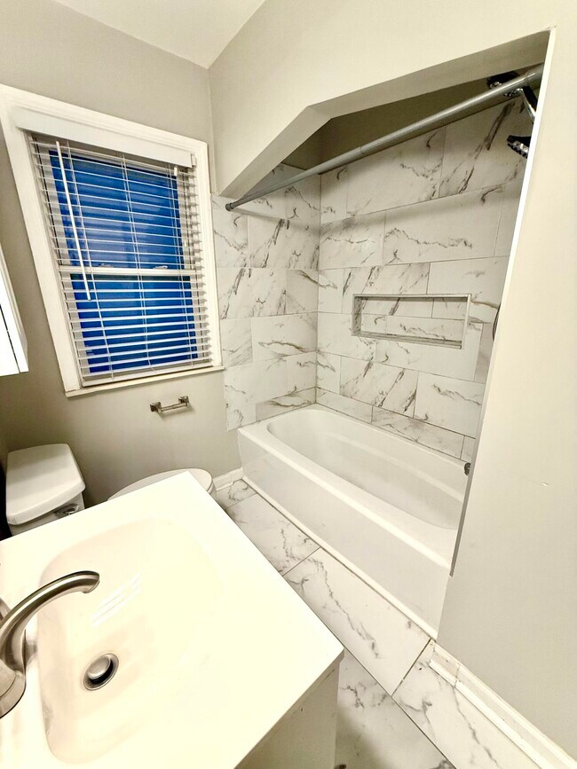 Building Photo - 1828 Thomas Ave