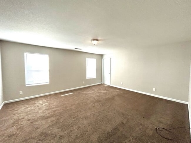 Building Photo - THREE BEDROOMS/TWO & HALF BATHROOMS SPACIOUS HOME - MADISON. MOVE IN SPECIAL!