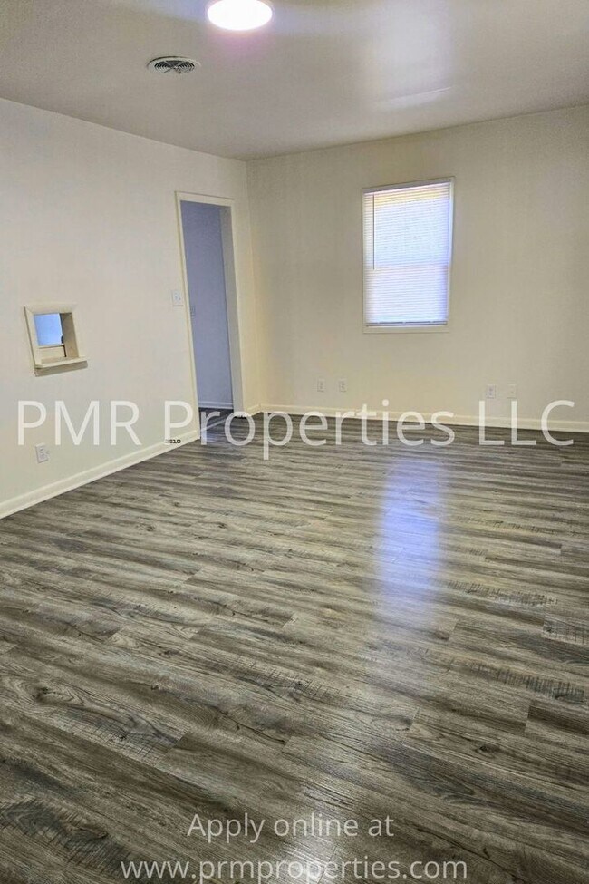 Building Photo - 2 Bedroom/ 1 Bathroom House