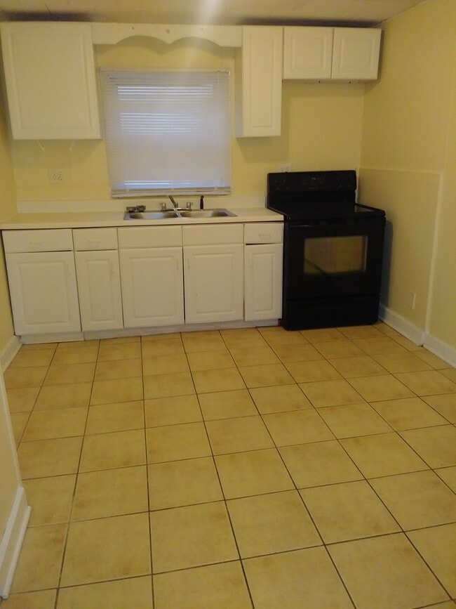 Building Photo - Cozy 2 Bedroom House - No Gas Bill