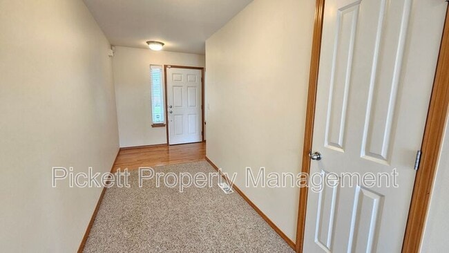 Building Photo - 7025 Stourbridge Pl NE