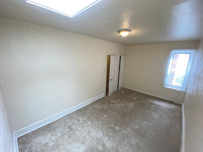 Building Photo - 3 Bedroom w/ Skylight and Stainless Steel