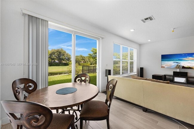 Building Photo - 4317 Lago Dr