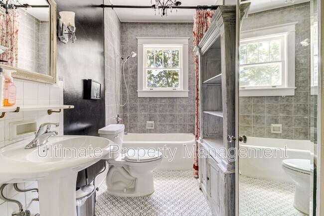 Building Photo - 206 Nun St