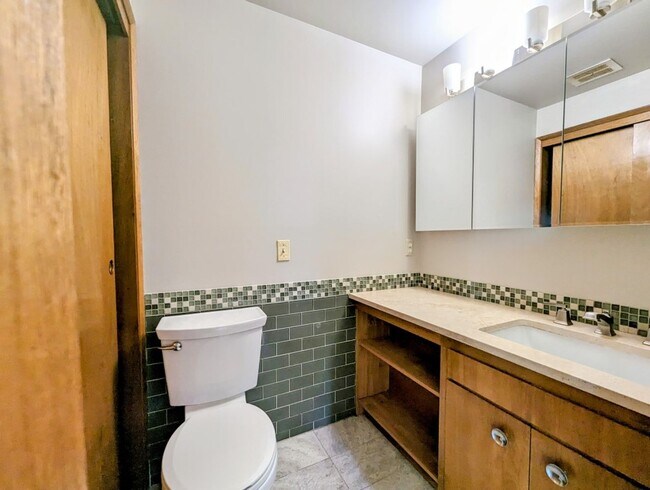 Building Photo - 3Bd/1.5Ba Kenmore House