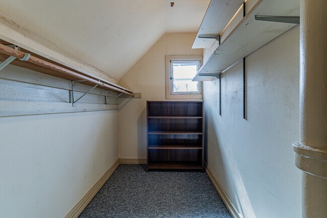 Building Photo - 5 bedroom, 2 bath home, close to U of I, MTD lines, local shopping & dining!! - Available August ...