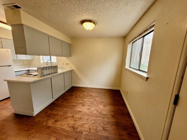 Building Photo - 508 E 7th St