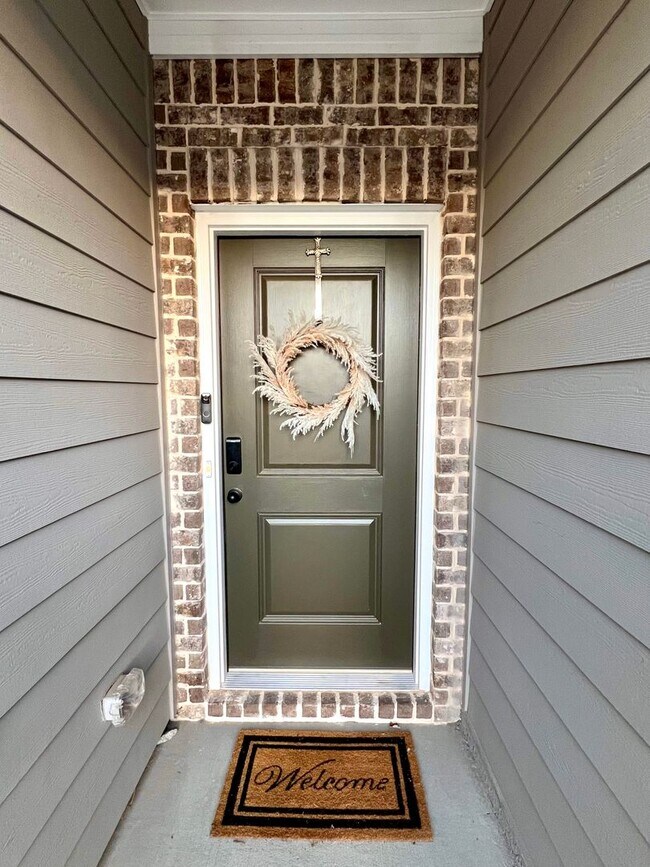 Building Photo - 1 MONTH FREE! 3 Bedroom Townhome in Oakwood!