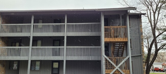 Building Photo - 523 Meadowview Dr