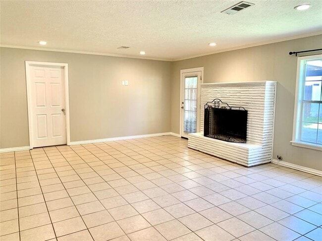 Building Photo - 8318 Highcrest Dr