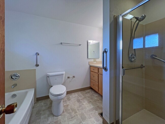 Building Photo - Rental ranch rambler - 3 bed, 2.5 bath, 2 ...