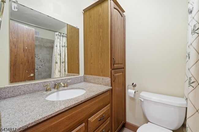 Building Photo - 15 Delbarton Ct