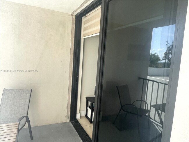 Building Photo - 2625 Collins Ave