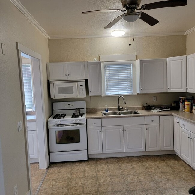 Building Photo - Charming 2-Bedroom House Near Downtown Oak Harbor