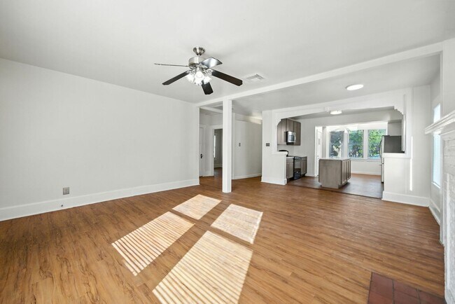 Building Photo - UT PRE-LEASE: 5 bed / 3 bath Remodeled Wes...