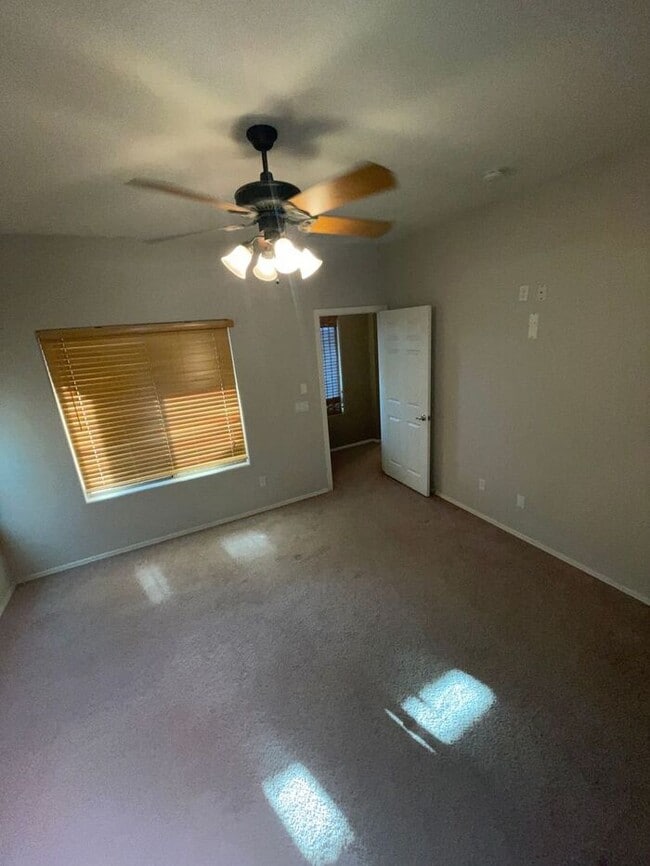 Building Photo - READY TO VIEW NOW! Spacious 3 Bed 2 Bath Home in Surprise Farms!