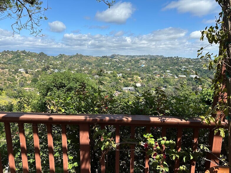 Building Photo - 10136 Hollow Glen Cir