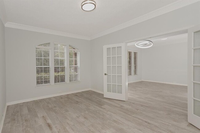 Building Photo - 83 E French Oaks Cir