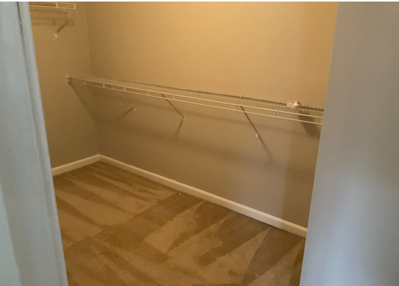 Building Photo - Room in House on Walton View