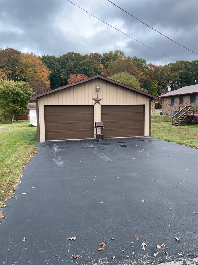 Building Photo - 10 Holland Ct