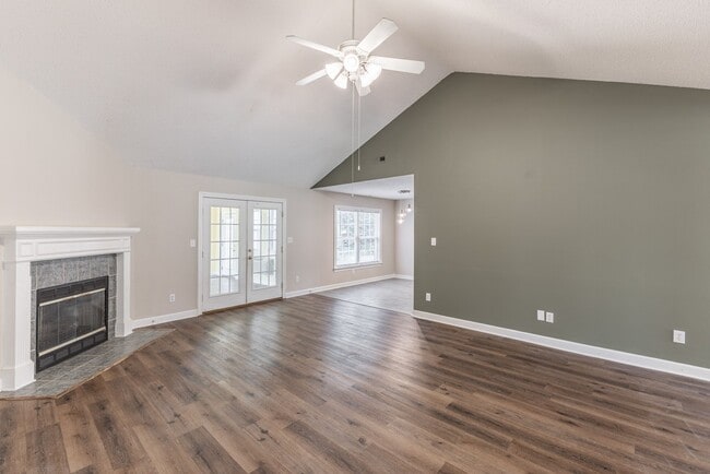 Building Photo - 127 Knotting Pl