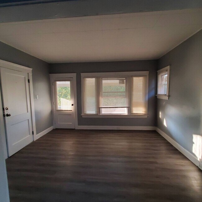 Building Photo - 12098 Chesterfield Ave