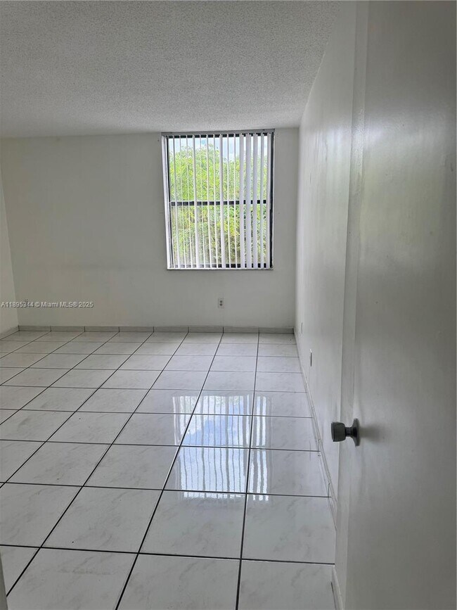 Building Photo - 14501 N Kendall Dr