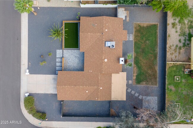 Building Photo - 9205 E Laurel Ln