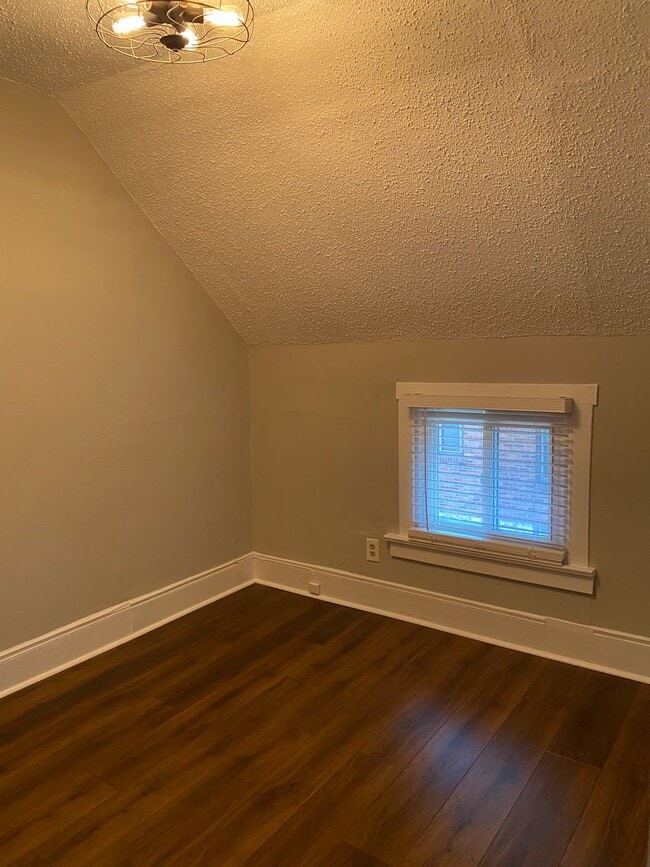 Building Photo - Large Home in Lindenwood Park