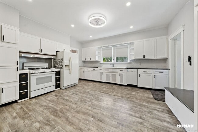 Building Photo - 28 Hollow Wood Ln