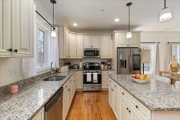 Building Photo - 14 Bicknell Cir