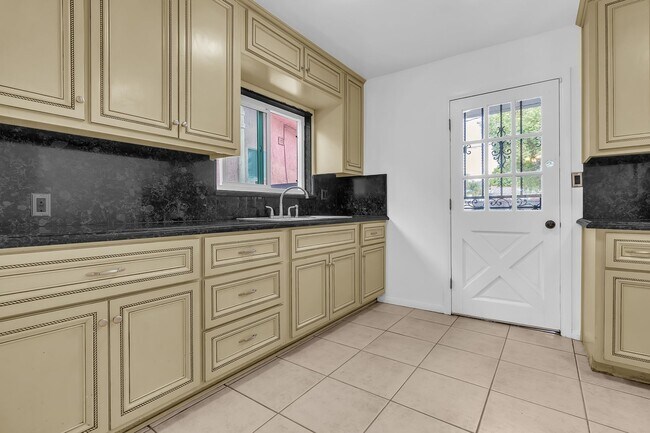 Building Photo - 915 E 91st St