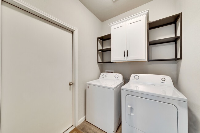 Building Photo - 3422 Couch Dr