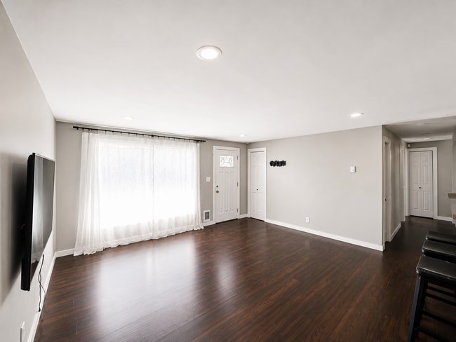 Building Photo - 1566 NE Echo Dr