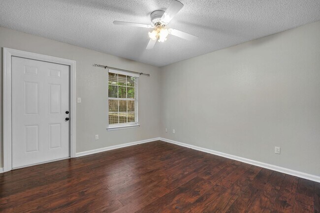 Building Photo - East Tallahassee Townhome
