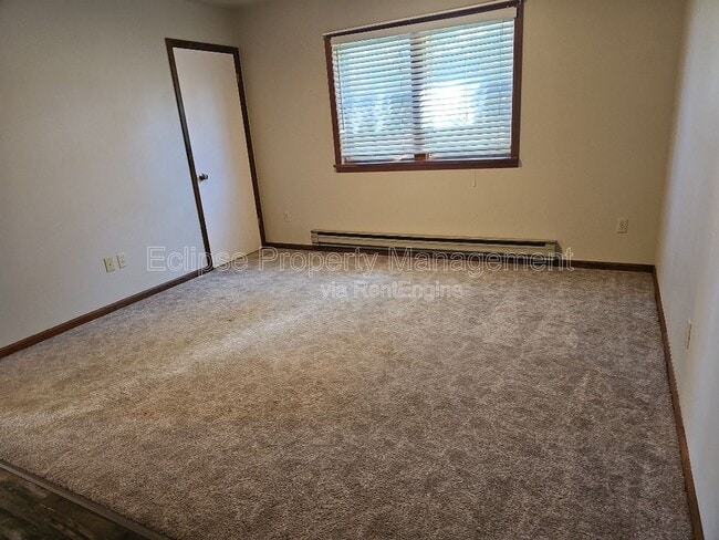 Building Photo - 9 River Dr