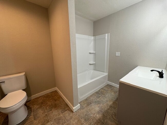 Building Photo - Beautifully Updated 2-Bedroom Duplex with ...
