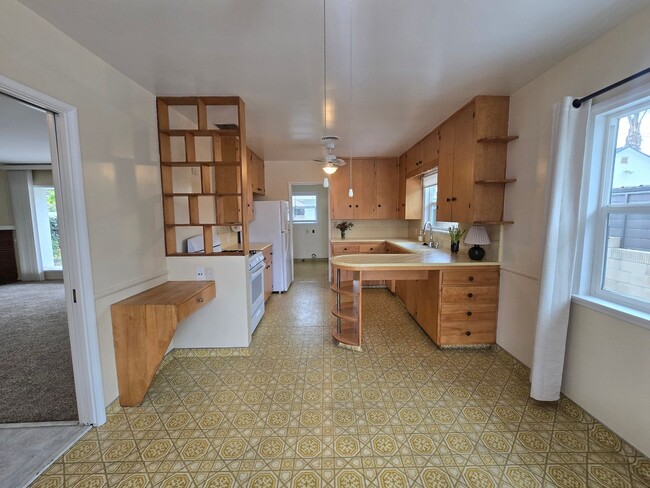 Building Photo - Charming Single Story Home