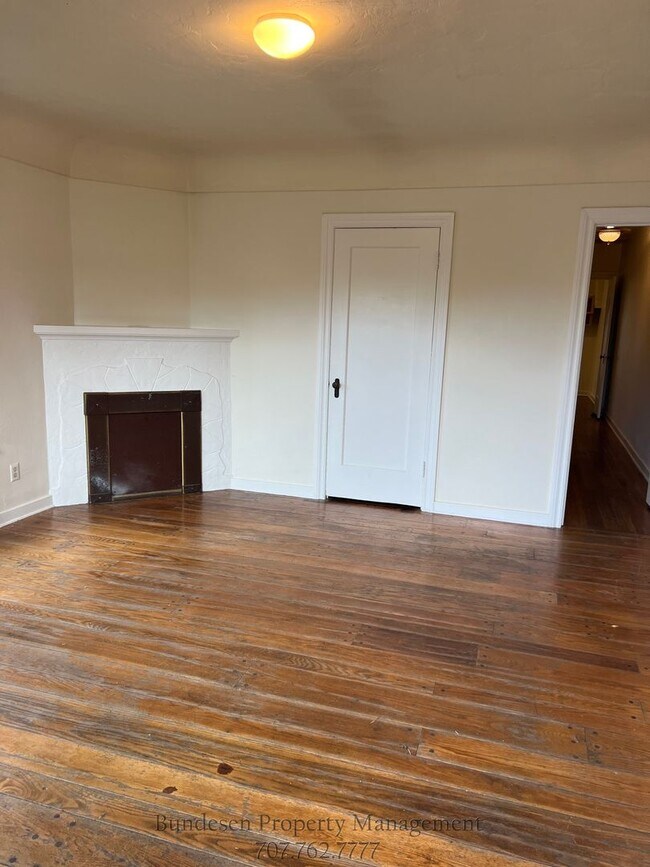 Building Photo - Charming 1 Bedroom Home with Hardwood Floors & Private Backyard